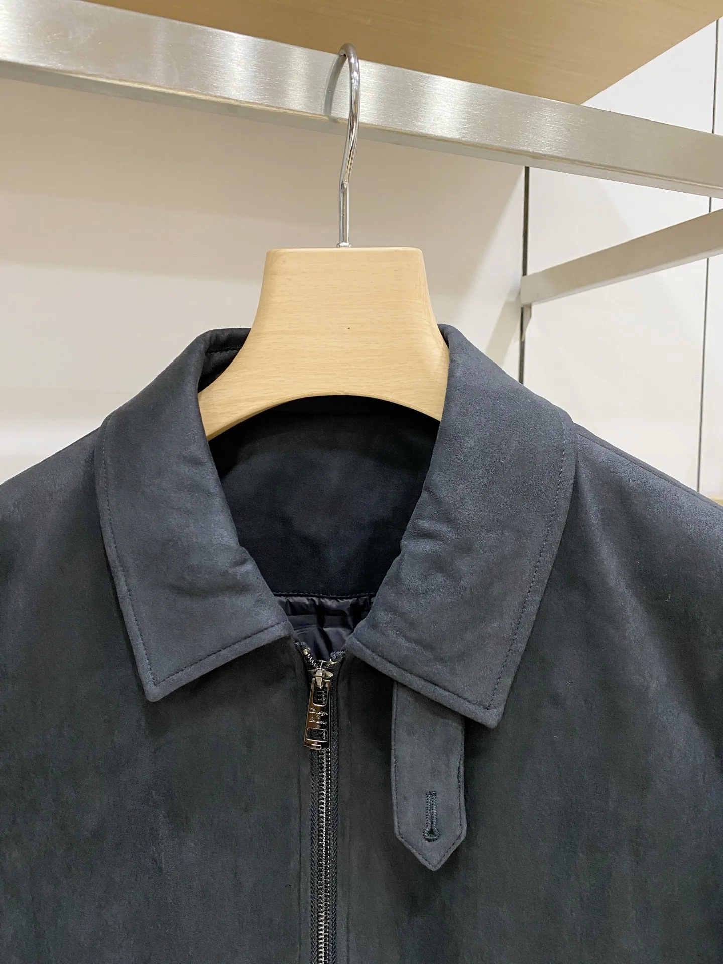 The main recommendation is 🌟down 47 LP# 26 autumn and winter elk leather down jacket. The top version of the down jacket is filled with the new national standard 90 white duck down. The latest New Arrival fashion designer down jacket, every detail shows high-end craftsmanship, the fabric is light and textured, soft to use and quick to return. The design of structural tailoring has been changed to show the diverse image changes of men. The slim fit and neat tailoring meet the popular multi-layered wear. The upper body is kept warm without being bulky. The super Versatile style can be easily worn by men, women and children. Color: Black Caramel Brown Sizes: M L XL 2XL 3XL
